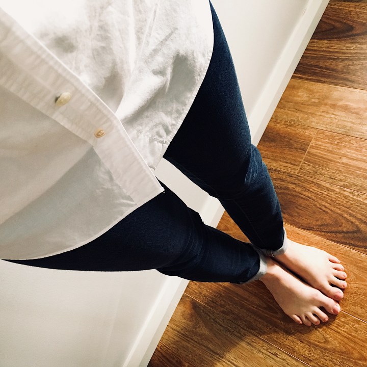White shirt and dark blue jeans.